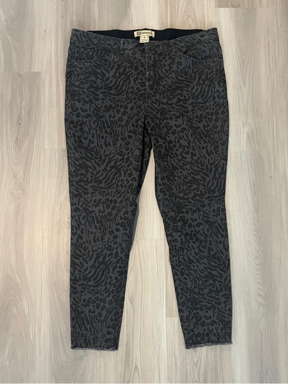 Democracy Black & Dark Gray Animal-Print Cropped Skinny Jeans